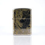 Orijinal Zippo Armor çakmak, silver gövdesi, gold kaplan figürü ve geometrik çizgisel detaylarıyla öne çıkan kalın gövdeli premium Zippo çakmak modeli – Ateş Premium.