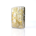 Orijinal Zippo Armor çakmak, silver gövdesi, gold kaplan figürü ve geometrik çizgisel detaylarıyla öne çıkan kalın gövdeli premium Zippo çakmak modeli – Ateş Premium.