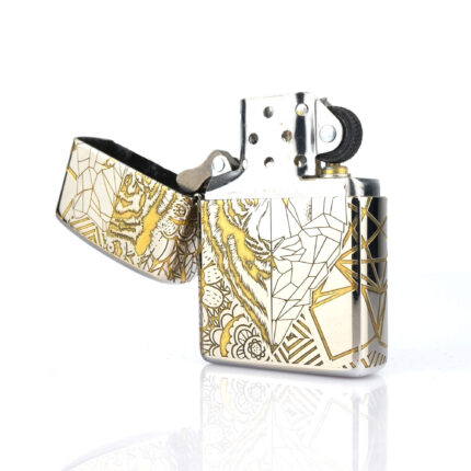 Orijinal Zippo Armor çakmak, silver gövdesi, gold kaplan figürü ve geometrik çizgisel detaylarıyla öne çıkan kalın gövdeli premium Zippo çakmak modeli – Ateş Premium.