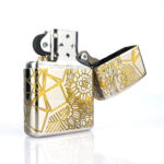 Orijinal Zippo Armor çakmak, silver gövdesi, gold kaplan figürü ve geometrik çizgisel detaylarıyla öne çıkan kalın gövdeli premium Zippo çakmak modeli – Ateş Premium.