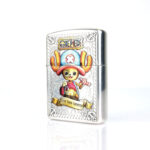Orijinal Zippo Armor çakmak, silver gövdesi, Tony Tony Chopper karakter figürü ve renkli kabartmalı One Piece anime temasıyla öne çıkan kalın gövdeli premium Zippo çakmak modeli – Ateş Premium.