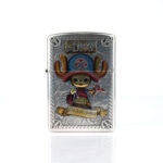 Orijinal Zippo Armor çakmak, silver gövdesi, Tony Tony Chopper karakter figürü ve renkli kabartmalı One Piece anime temasıyla öne çıkan kalın gövdeli premium Zippo çakmak modeli – Ateş Premium.