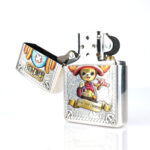 Orijinal Zippo Armor çakmak, silver gövdesi, Tony Tony Chopper karakter figürü ve renkli kabartmalı One Piece anime temasıyla öne çıkan kalın gövdeli premium Zippo çakmak modeli – Ateş Premium.