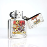 Orijinal Zippo Armor çakmak, silver gövdesi, Tony Tony Chopper karakter figürü ve renkli kabartmalı One Piece anime temasıyla öne çıkan kalın gövdeli premium Zippo çakmak modeli – Ateş Premium.