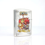 Orijinal Zippo Armor çakmak, silver gövdesi, Tony Tony Chopper karakter figürü ve renkli kabartmalı One Piece anime temasıyla öne çıkan kalın gövdeli premium Zippo çakmak modeli – Ateş Premium.