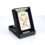 Orijinal Zippo Armor çakmak, silver gövdesi, Tony Tony Chopper karakter figürü ve renkli kabartmalı One Piece anime temasıyla öne çıkan kalın gövdeli premium Zippo çakmak modeli – Ateş Premium.