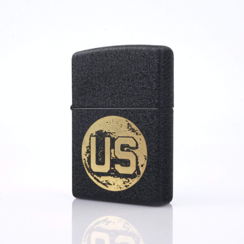 Orijinal Zippo US Military Design Limited Edition koleksiyonluk çakmak, siyah gövdesi, gold US madalyon detayı, özel seri kitapçığı ve garanti belgesiyle sunulan Classic Zippo seti – Ateş Premium.