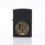 Orijinal Zippo US Military Design Limited Edition koleksiyonluk çakmak, siyah gövdesi, gold US madalyon detayı, özel seri kitapçığı ve garanti belgesiyle sunulan Classic Zippo seti – Ateş Premium.