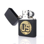 Orijinal Zippo US Military Design Limited Edition koleksiyonluk çakmak, siyah gövdesi, gold US madalyon detayı, özel seri kitapçığı ve garanti belgesiyle sunulan Classic Zippo seti – Ateş Premium.