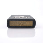 Orijinal Zippo US Military Design Limited Edition koleksiyonluk çakmak, siyah gövdesi, gold US madalyon detayı, özel seri kitapçığı ve garanti belgesiyle sunulan Classic Zippo seti – Ateş Premium.