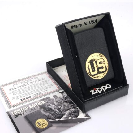Orijinal Zippo US Military Design Limited Edition koleksiyonluk çakmak, siyah gövdesi, gold US madalyon detayı, özel seri kitapçığı ve garanti belgesiyle sunulan Classic Zippo seti – Ateş Premium.